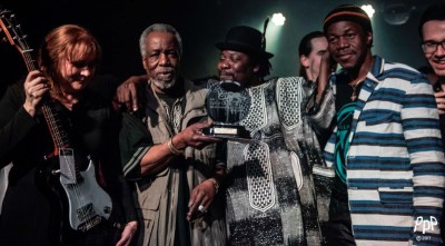 Bonsa - Lauréat du Syli d'Or 2017 Remise du Prix Syli d'Or à Bonsa par M. Lamine Touré (président de Nuits d'Afrique) - Finale Syli d'Or Crédit : @Peter Graham